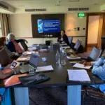 pendirian PT online: "Diskusi tim pendiri perusahaan membahas strategi pendirian PT secara online melalui OSS dengan meninjau dokumen dan persyaratan legalitas."