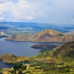 paket wisata danau toba: Pemandangan Danau Toba dengan perbukitan hijau dan pulau-pulau kecil di tengah danau, destinasi favorit untuk liburan keluarga dengan paket wisata yang praktis dan menyenangkan.