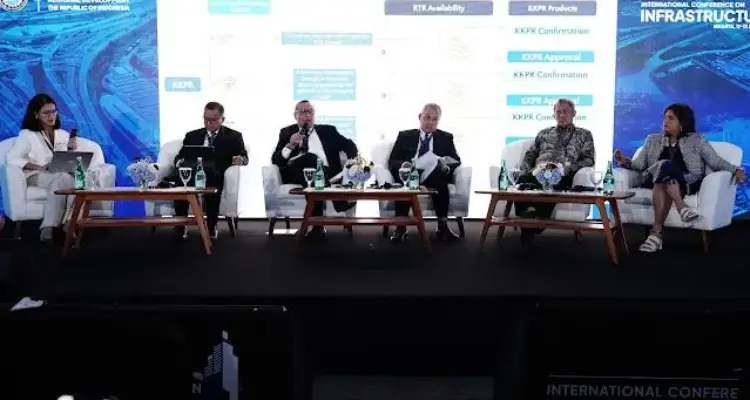 pendirian PT online: "Diskusi panel mengenai regulasi OSS dalam pendirian PT online pada konferensi infrastruktur."
