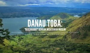 paket wisata danau toba: Pemandangan lanskap Danau Toba dari ketinggian.